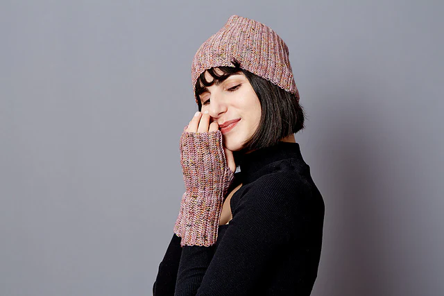 Edgewise Mitts by Nina Holubcova - Image 3