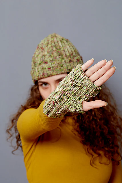 Edgewise Mitts by Nina Holubcova - Image 4