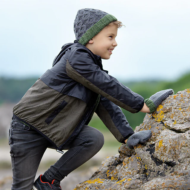 Kinsley hat and mitts by Sarah Hatton - Image 3
