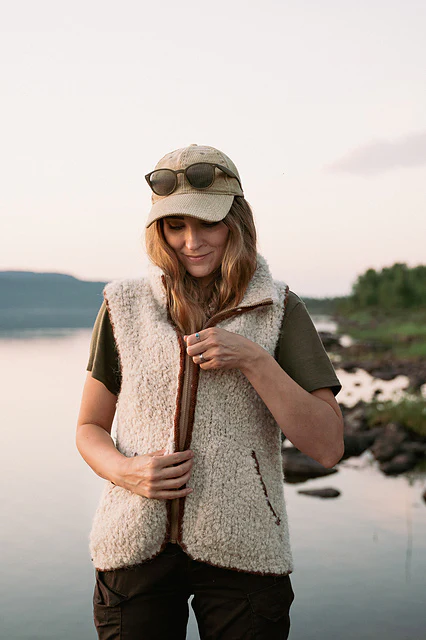 Laine Unfolding Landscapes: 17 Knits for the Road by Ronja Hakalehto - Image 16