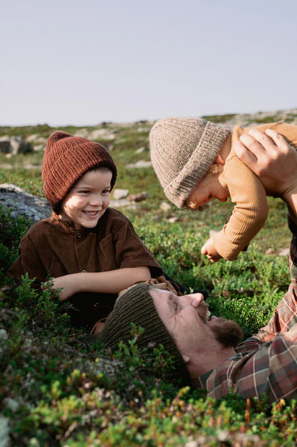 Laine Unfolding Landscapes: 17 Knits for the Road by Ronja Hakalehto - Image 17