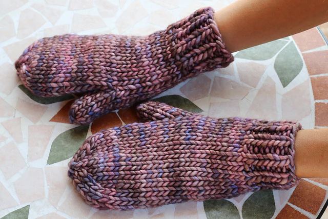 Poppy Mittens by Lena Skvagerson - Image 2