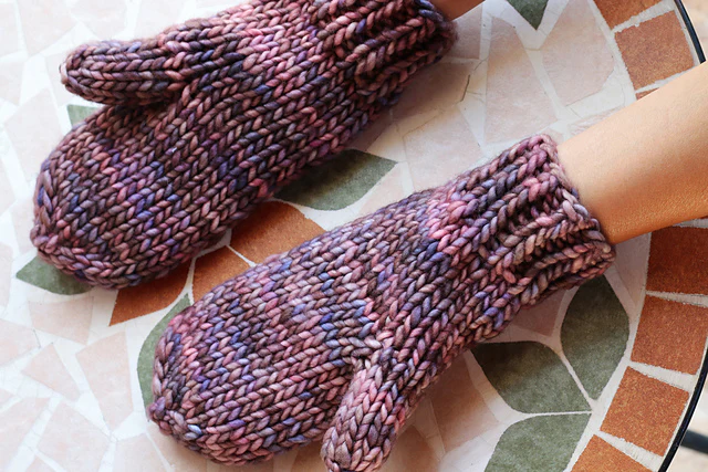 Poppy Mittens by Lena Skvagerson - Image 3