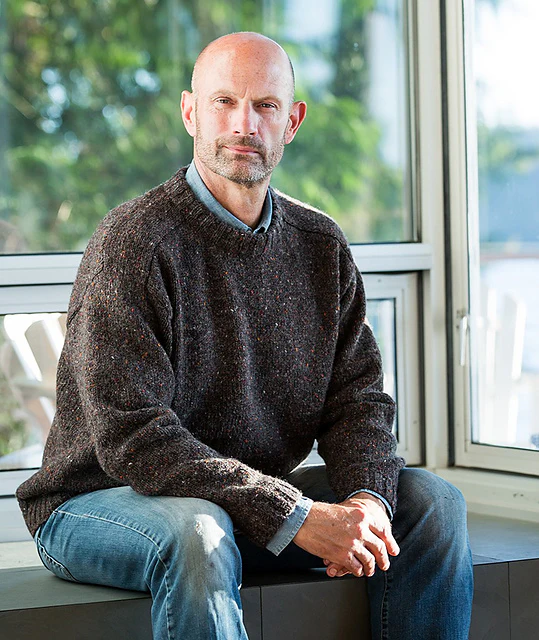 Saddle-Shoulder Men's Pullover by Churchmouse Yarns and Teas - Image 2