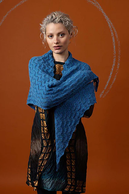 Triangular shawl Cadence by LANGYARNS SWITZERLAND - Image 2