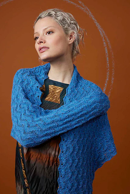 Triangular shawl Cadence by LANGYARNS SWITZERLAND - Image 3